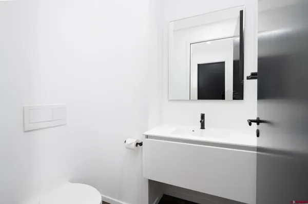 a en suite bathroom with a double vanity sink and mirror