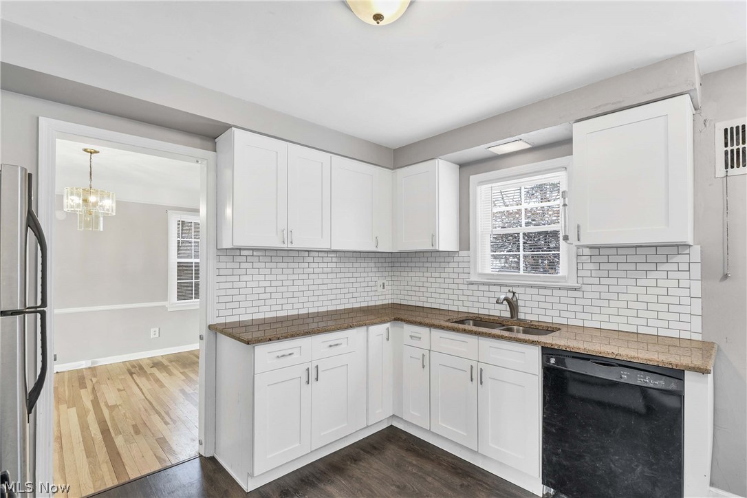 3537 Radcliffe Road Cleveland, OH 44121 - Photo 12 of 27