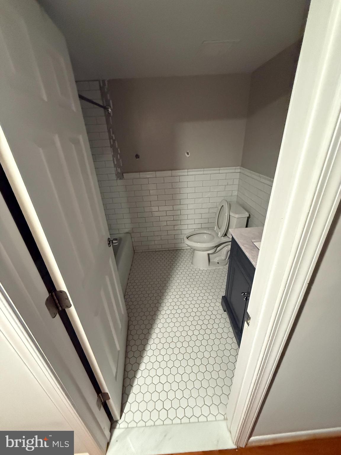 1404 Northgate Square, Unit 4/12B Reston, VA 20190 - Photo 10 of 10 a bathroom with a sink and a toilet