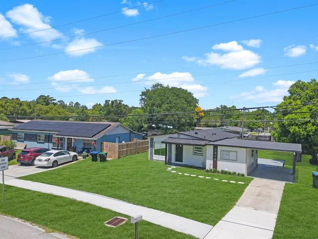 a view of house with a big yard