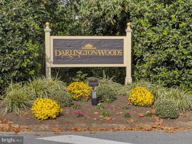 a sign that is sitting on a brick wall