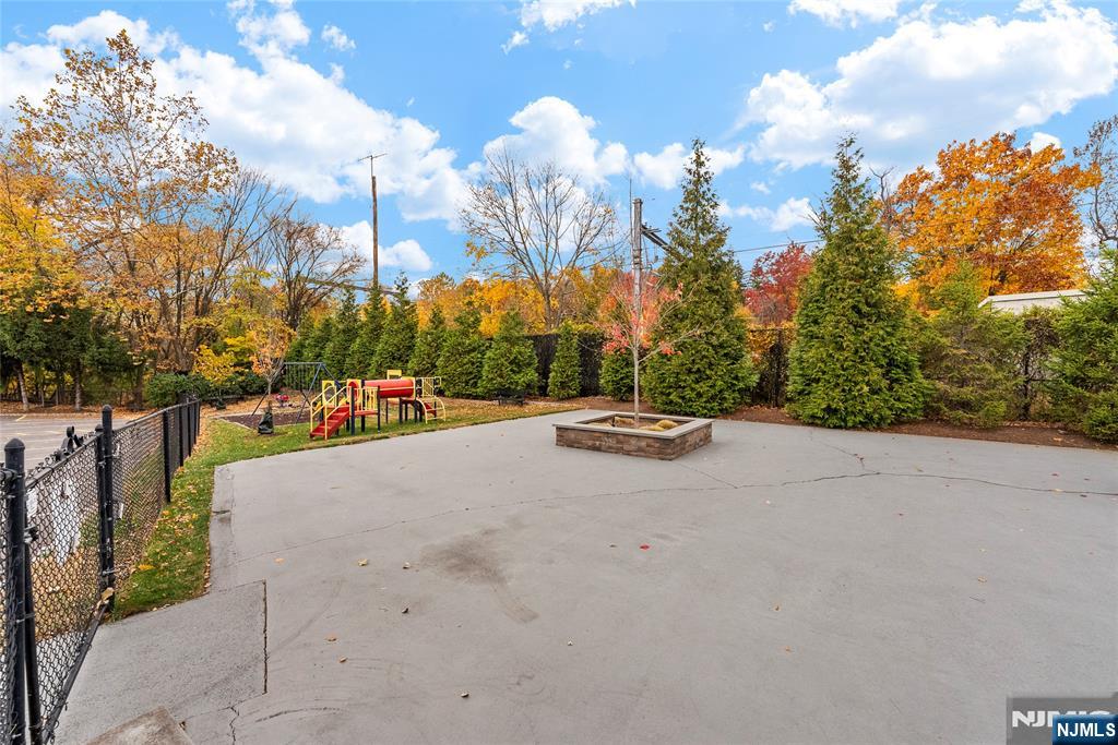 181 Long Hill Road, Unit 116 Little Falls, NJ 07424 - Photo 18 of 19 a view of city street