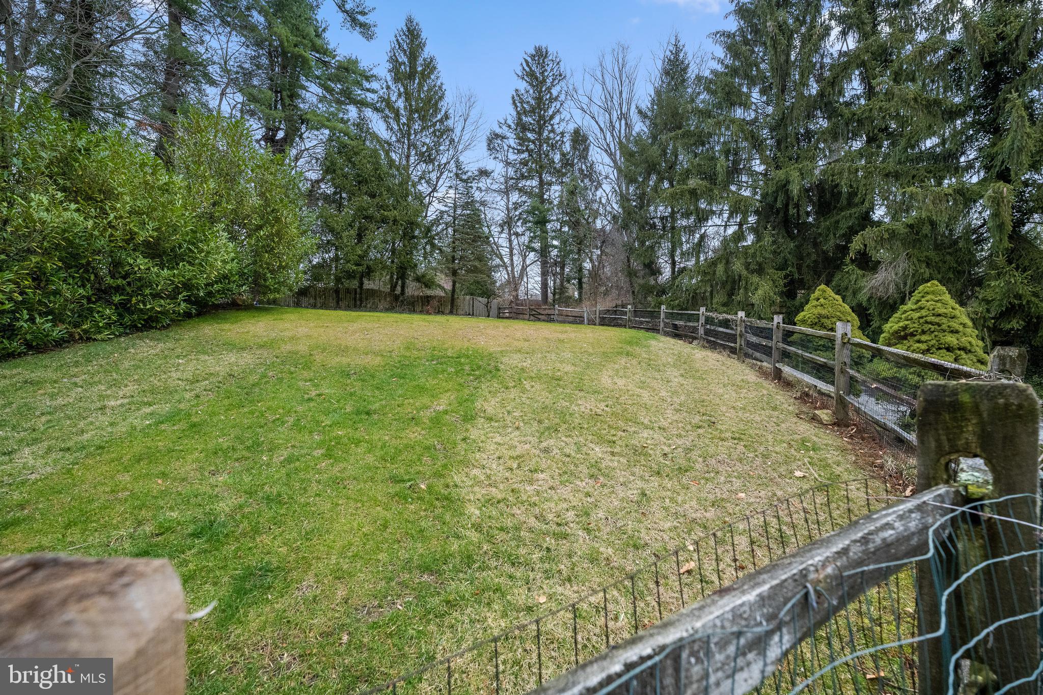 734 Brooke Road Wayne, PA 19087 - Photo 24 of 50 Enclosed yardsuitable for kids/pets play area