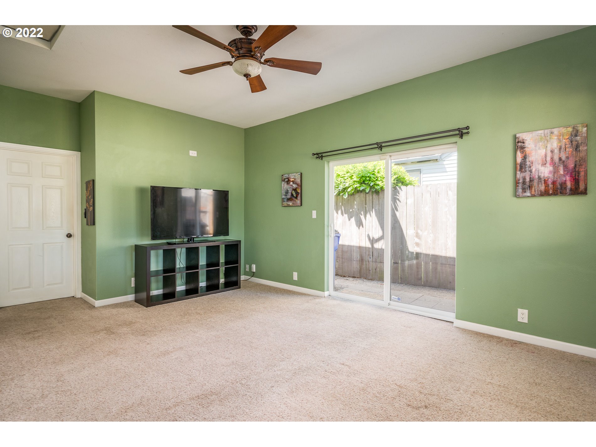 13808 Southeast Center Street Portland, OR 97236 - Photo 11 of 32 Family Room