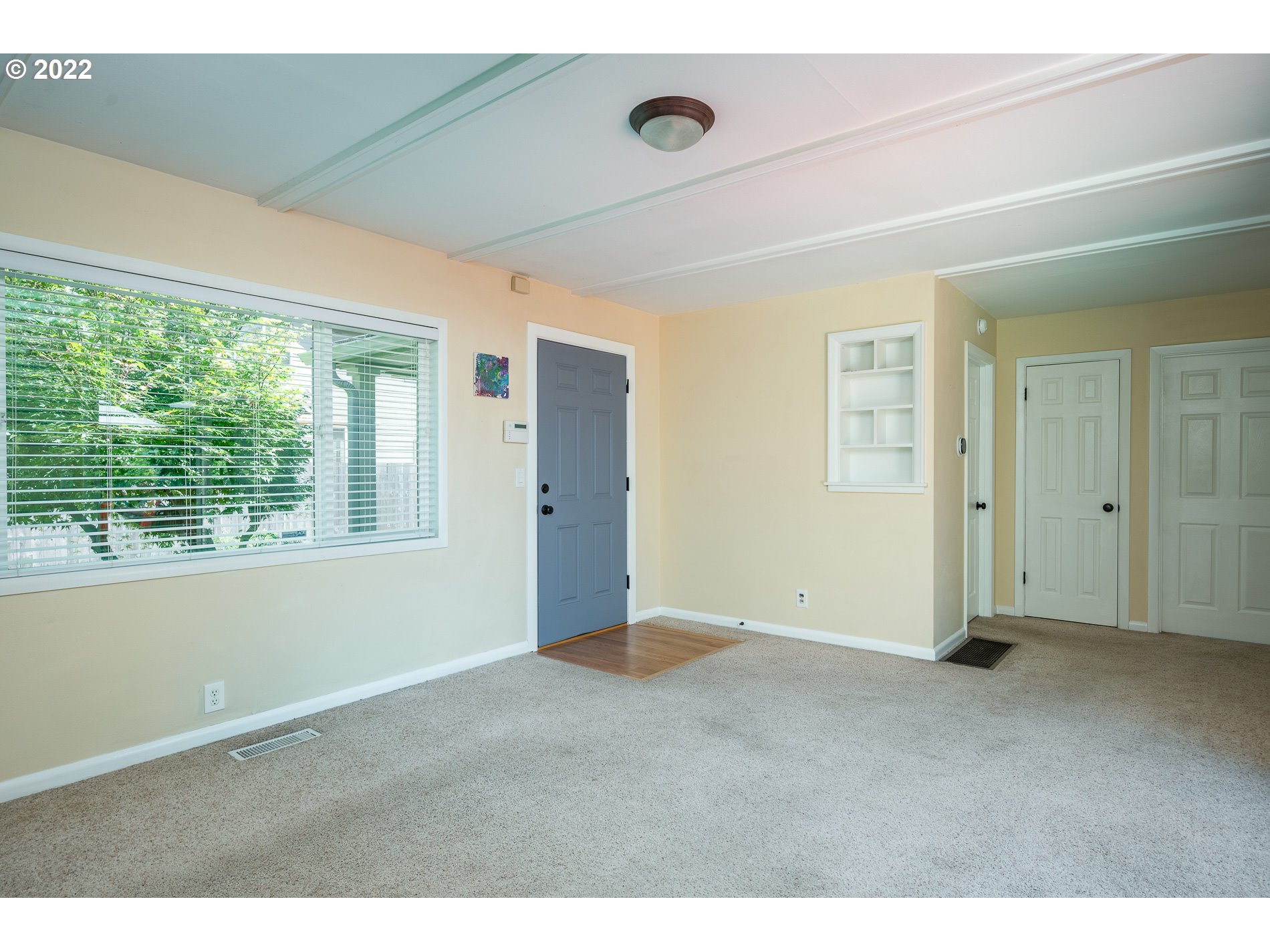 13808 Southeast Center Street Portland, OR 97236 - Photo 3 of 32 Living Room/Entrance