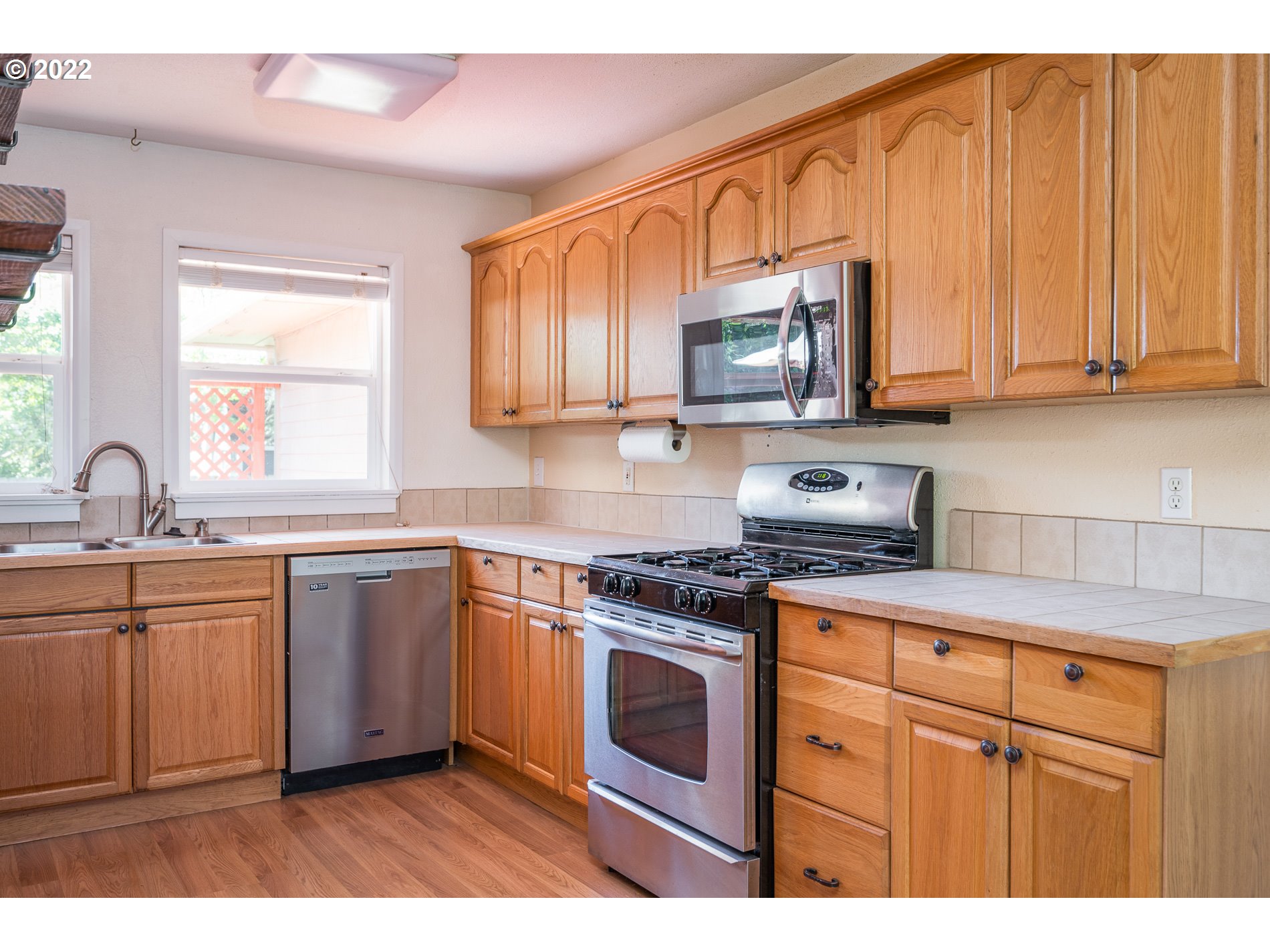 13808 Southeast Center Street Portland, OR 97236 - Photo 8 of 32 Kitchen