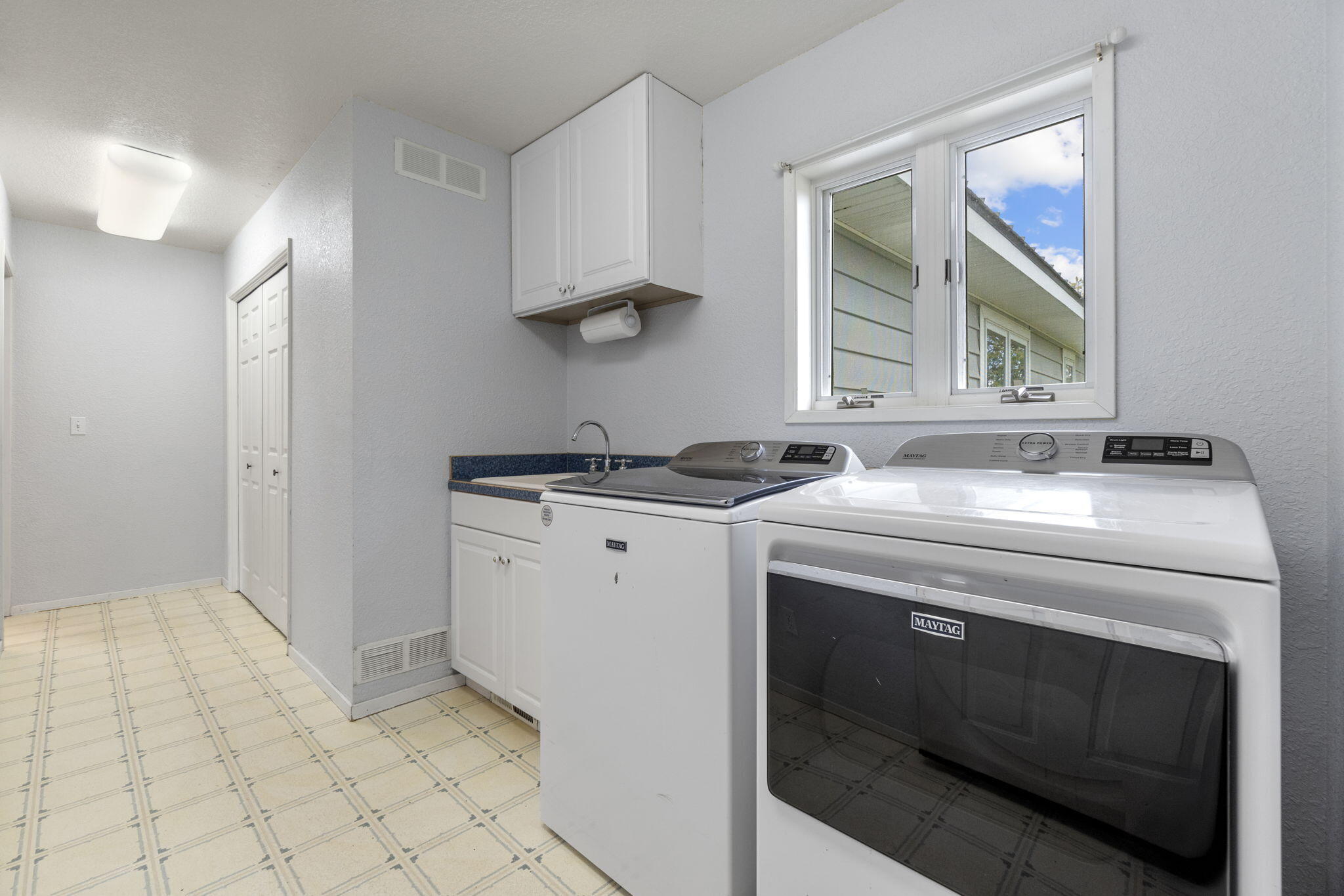 17722 Pope Road Merrill, OR 97633 - Photo 38 of 61 a utility room with dryer and washer