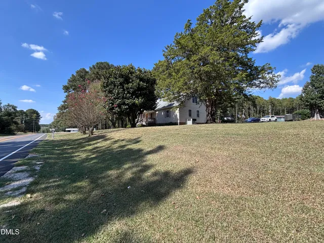 a view of yard with green space