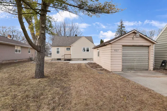 $197,000 | 937 West South Park Avenue, Oshkosh, WI 54902