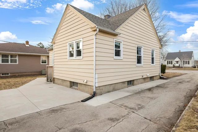 $197,000 | 937 West South Park Avenue, Oshkosh, WI 54902