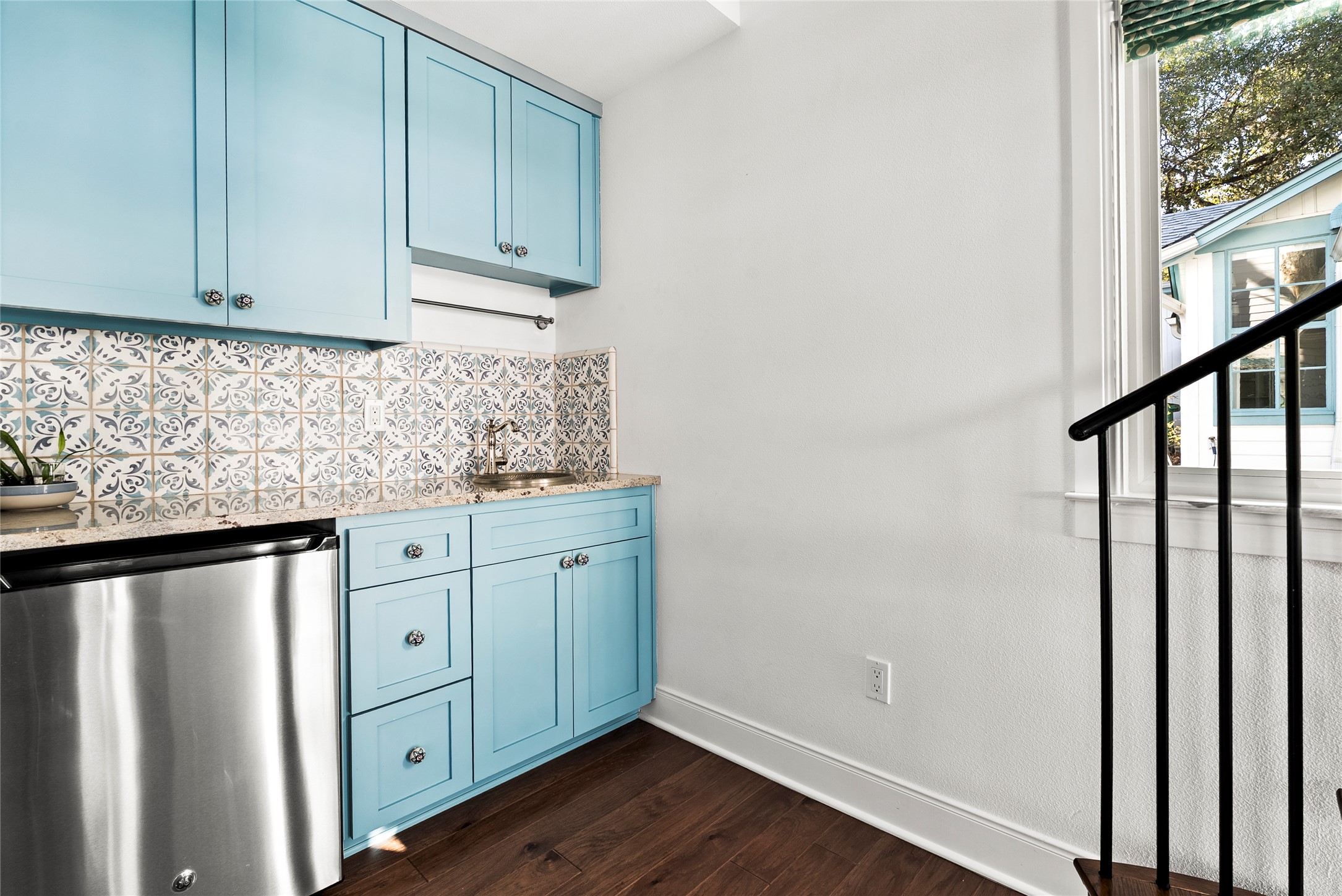 1507 Newning Avenue Austin, TX 78704 - Photo 21 of 37 Wet bar feature in family room