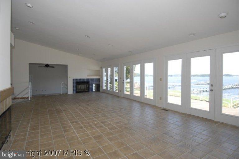 539 Broadwater Road Arnold, MD 21012 - Photo 12 of 20 Living Room/Dining Room