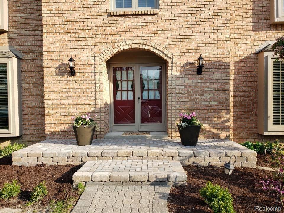 206 Tanglewood Drive Rochester, MI 48309 - Photo 3 of 35 20190518_185439 - Copy.jpg