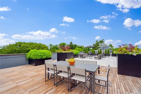 $1,674,200 | 218 Middle Neck Road, Unit 110, Great Neck, NY 11021