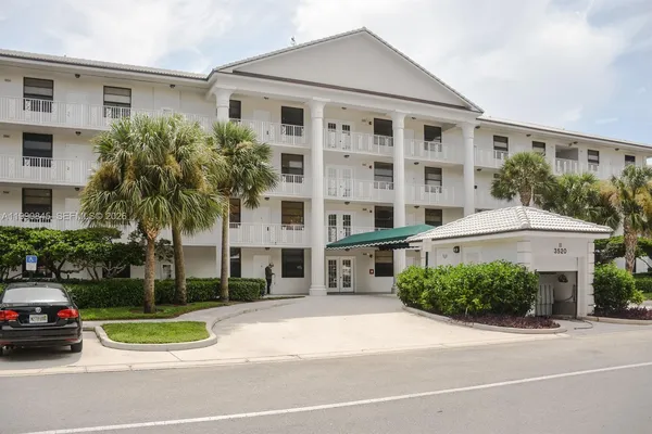 $2,100 | 3500 Whitehall Drive, Unit 104, West Palm Beach, FL 33401