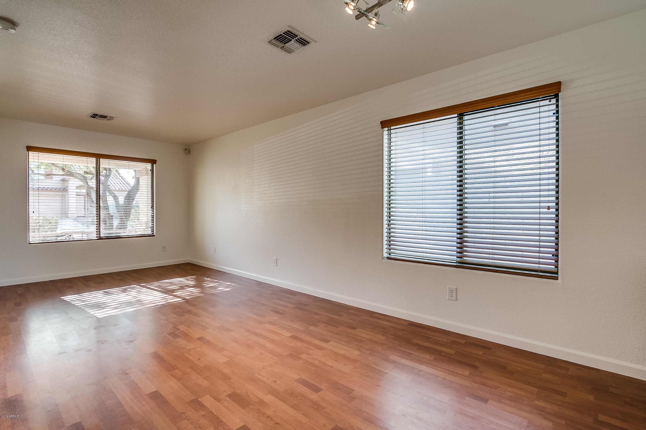 2442 West Via Dona Road Phoenix, AZ 85085 - Photo 3 of 15 Via Dona-08