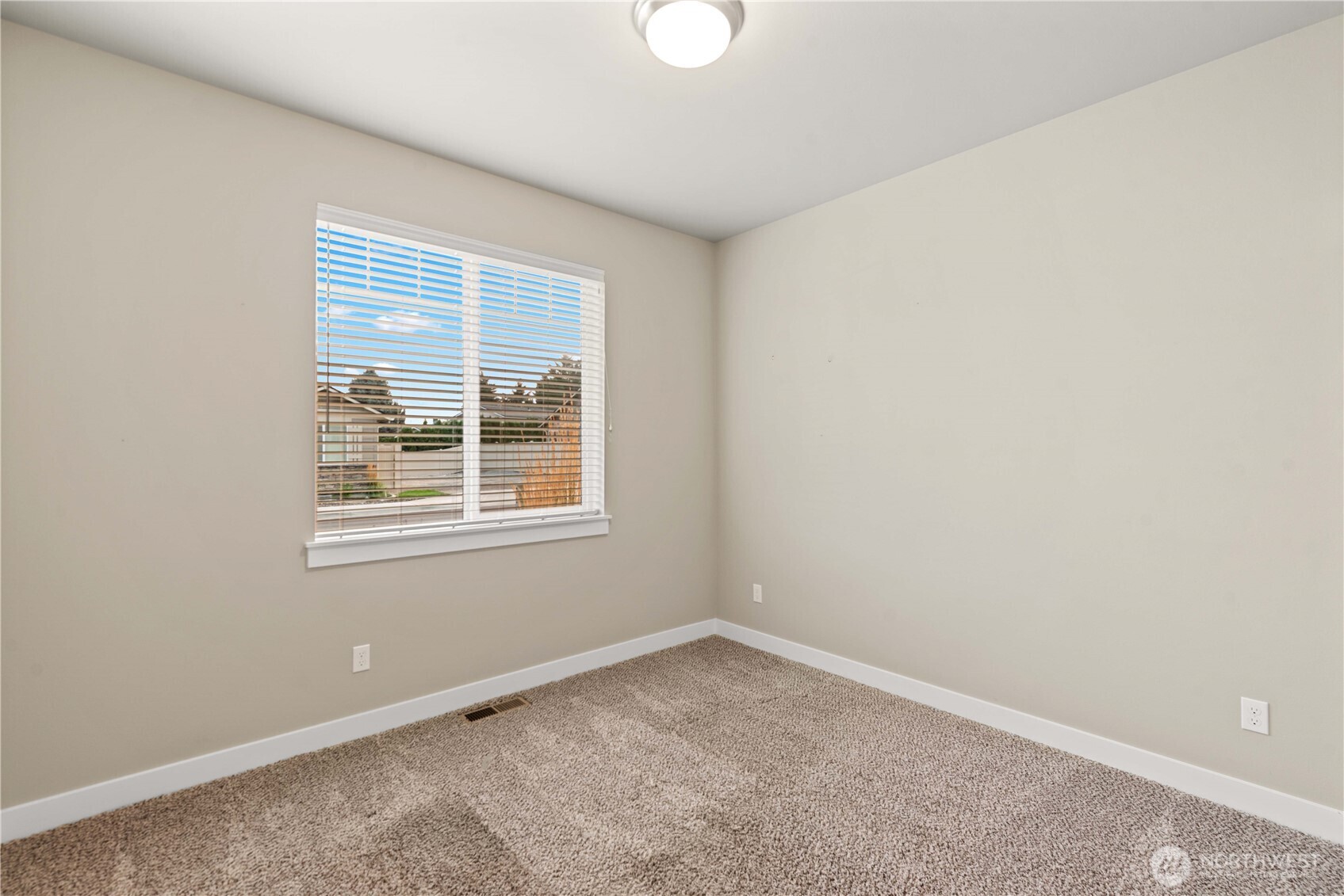 204 Pershing Circle Wenatchee, WA 98801 - Photo 14 of 33 an empty room with a window