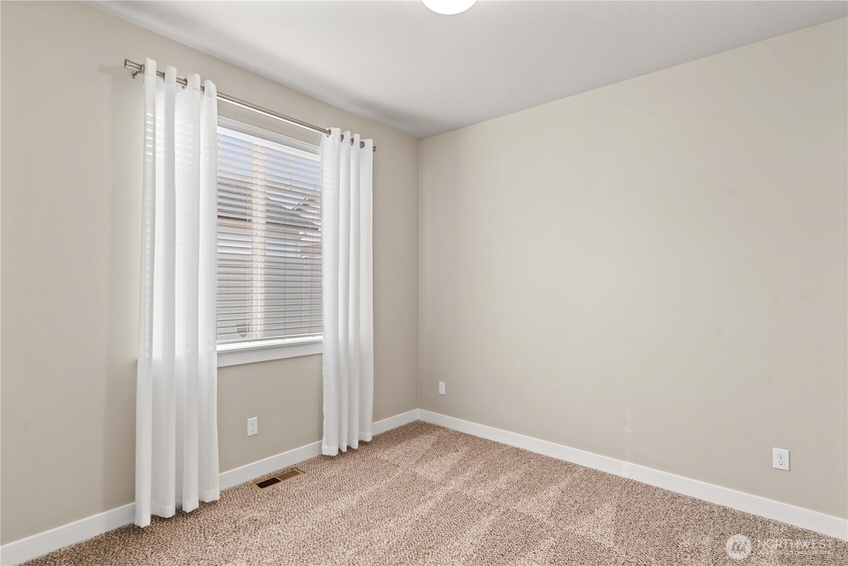 204 Pershing Circle Wenatchee, WA 98801 - Photo 17 of 33 an empty room with a window