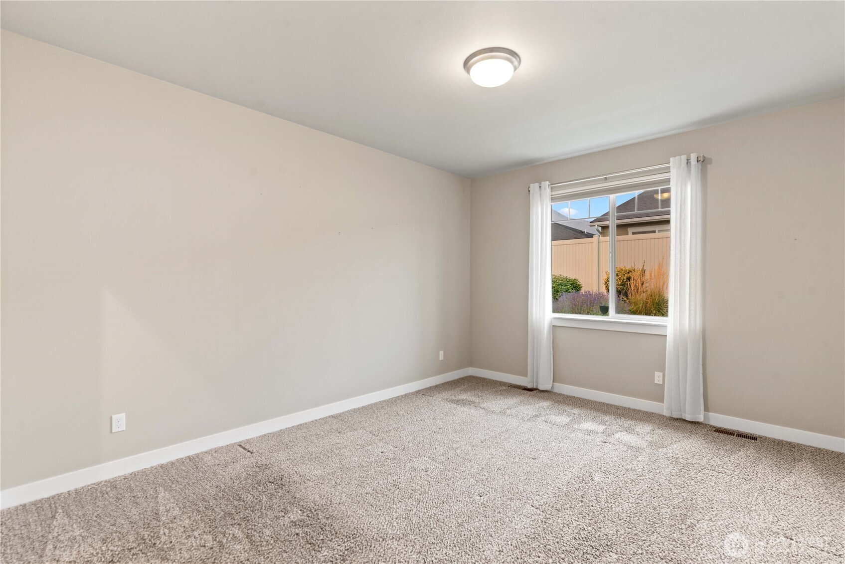 204 Pershing Circle Wenatchee, WA 98801 - Photo 20 of 33 an empty room with a window