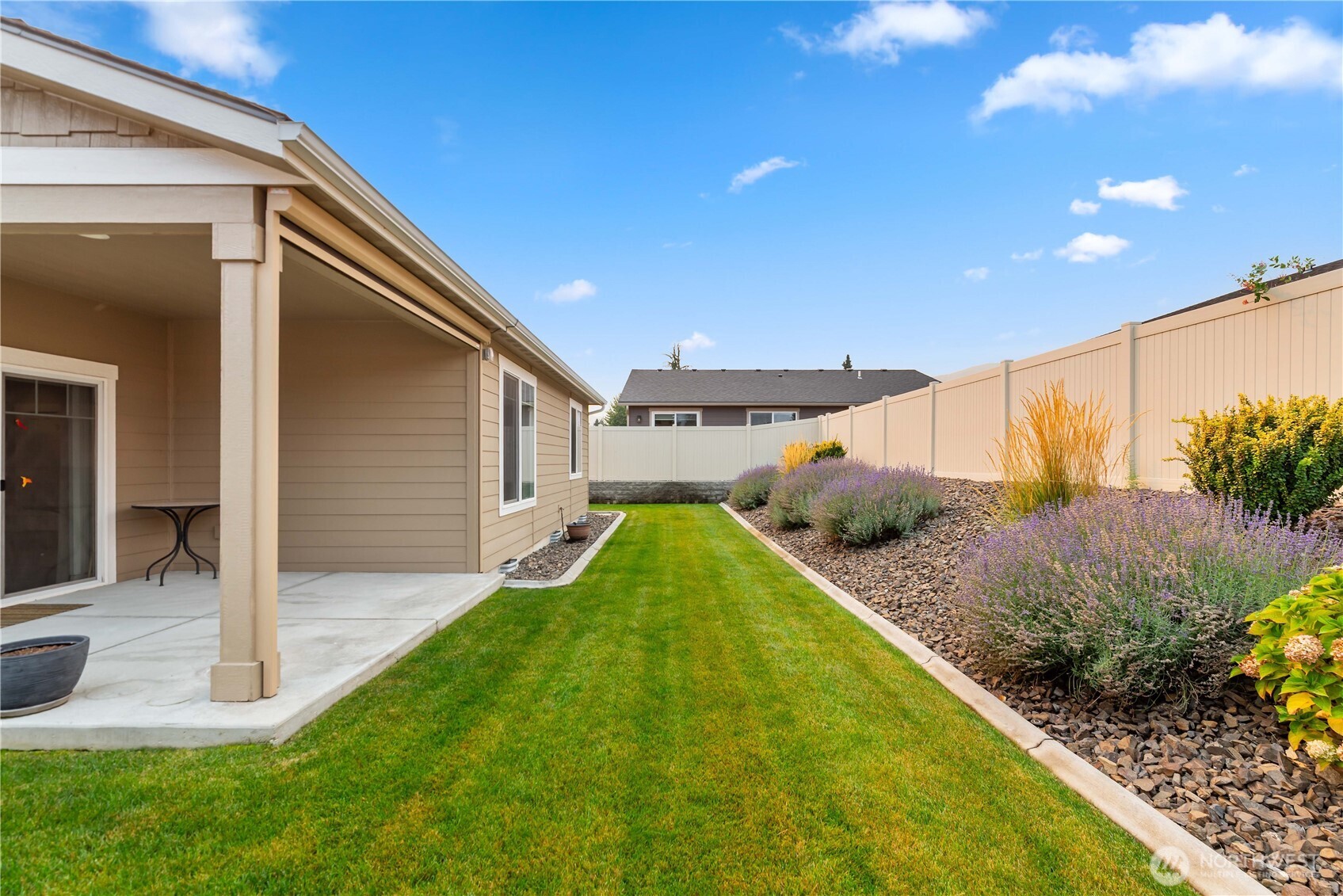 204 Pershing Circle Wenatchee, WA 98801 - Photo 27 of 33 a front view of a house with garden