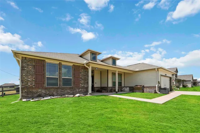 a view of a house with backyard porch and garden