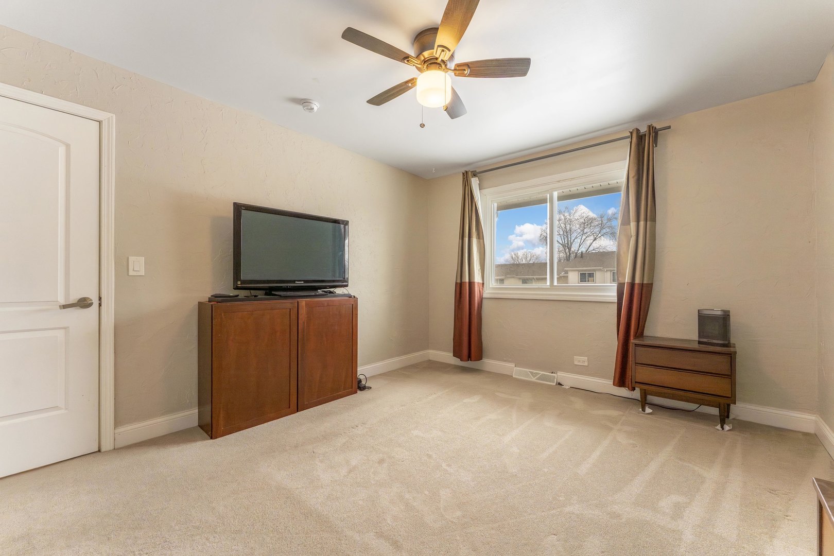 513 Jill Lane Bolingbrook, IL 60440 - Photo 11 of 20 wooden floor and windows in a room