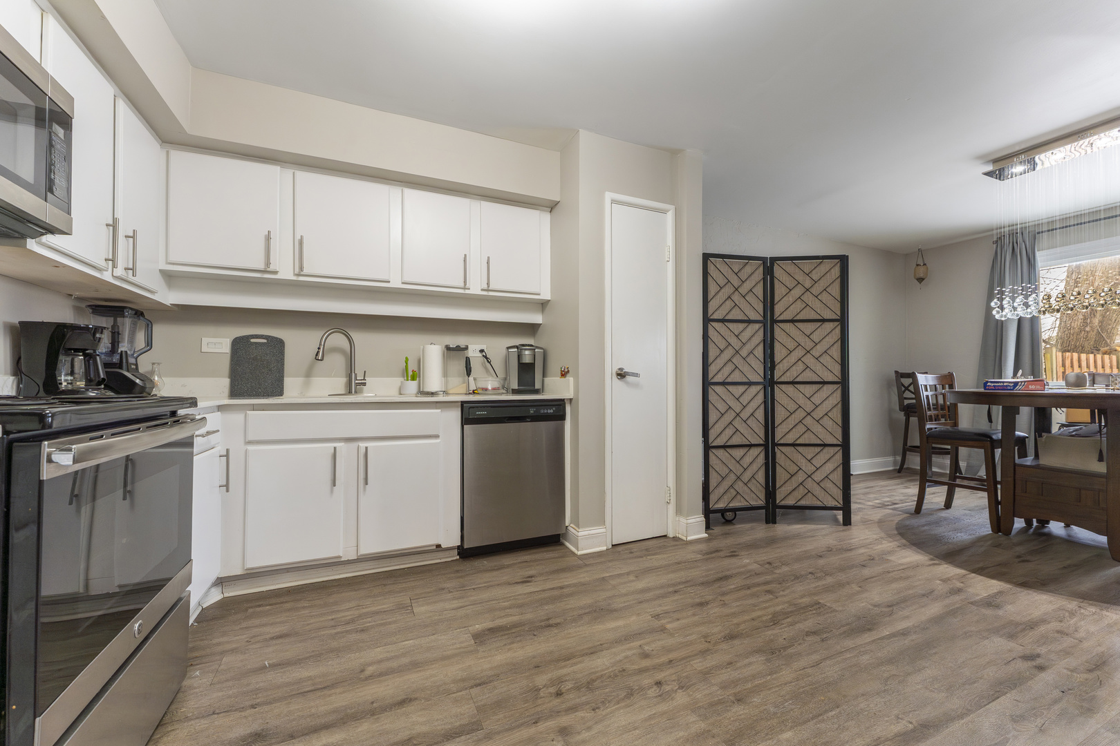 513 Jill Lane Bolingbrook, IL 60440 - Photo 6 of 20 a kitchen with cabinets and wooden floor
