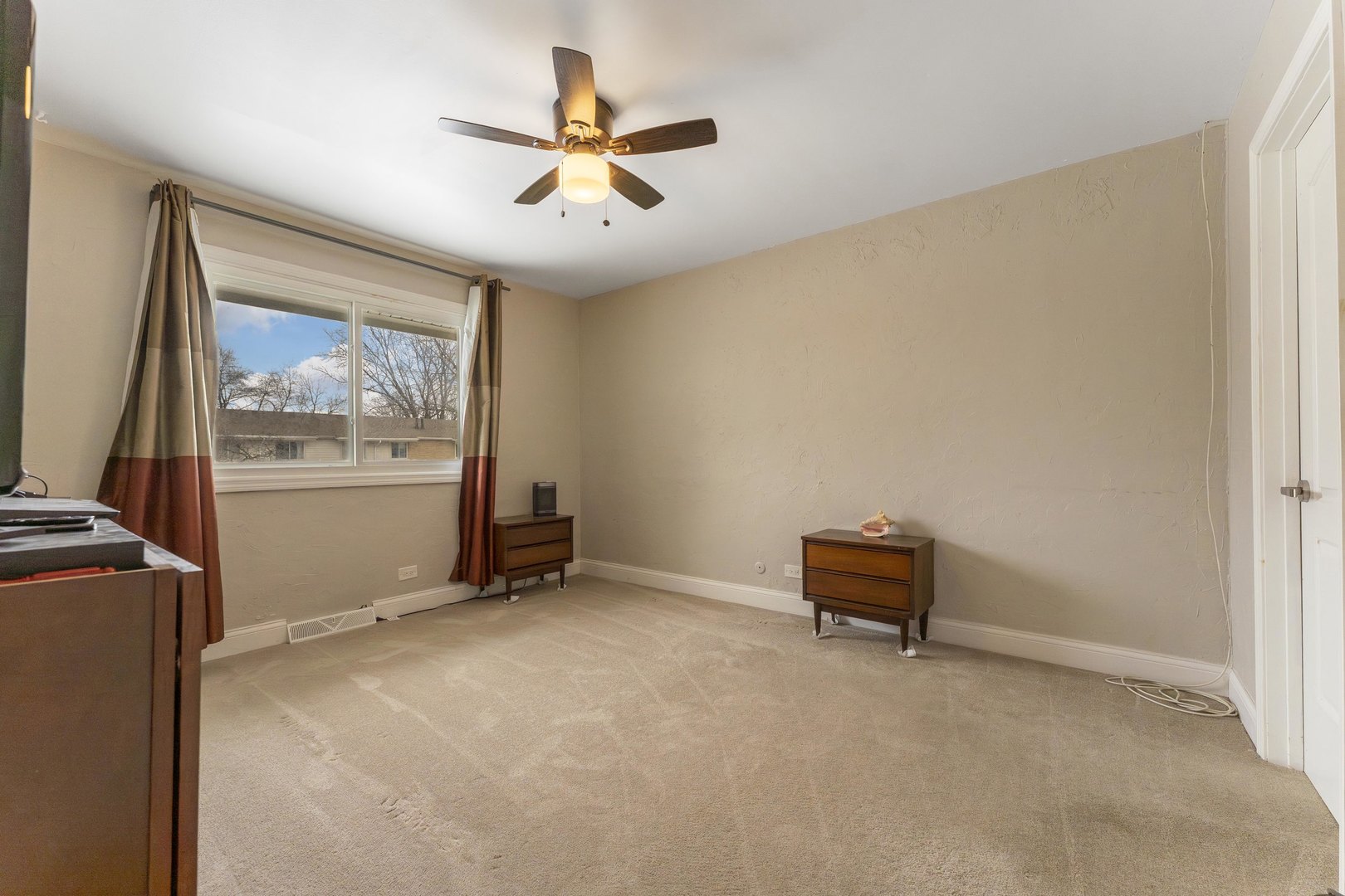 513 Jill Lane Bolingbrook, IL 60440 - Photo 10 of 20 an empty room with windows and fan