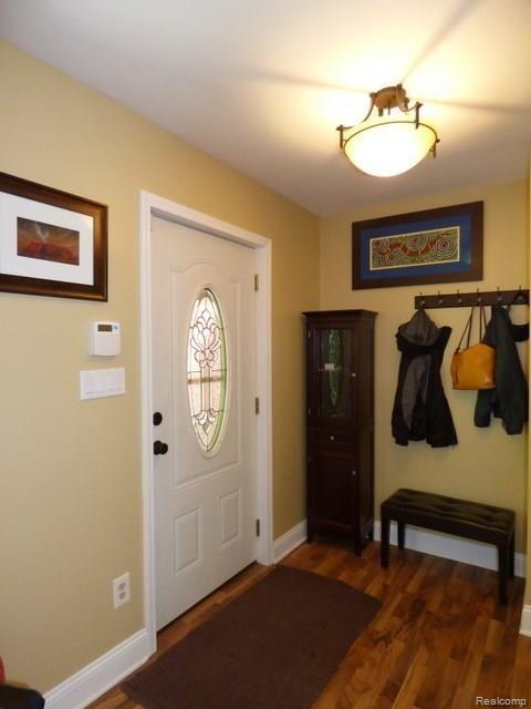 9085 Evergreen Road Brighton, MI 48116 - Photo 4 of 25 (4)Entry Foyer.jpg
