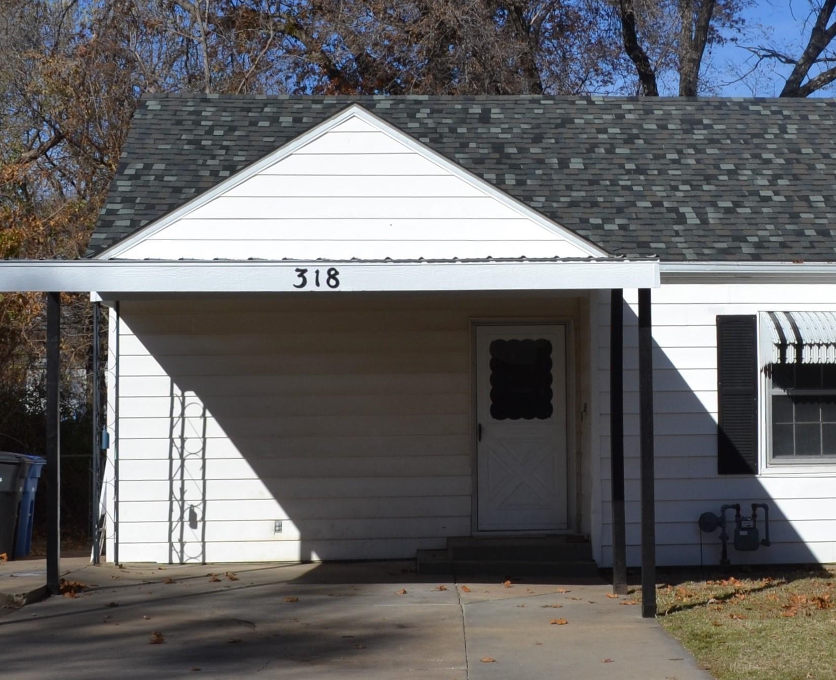 318 14th Avenue Augusta, KS 67010 - Photo 2 of 27 Carport