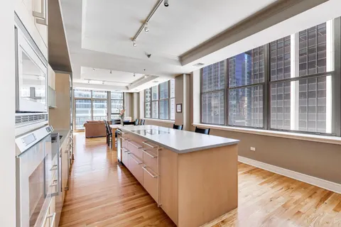$450,000 | 212 West Washington Street, Unit 1505, Chicago, IL 60606