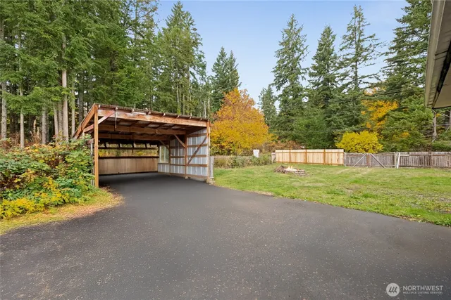 a view of a house with backyard and trees