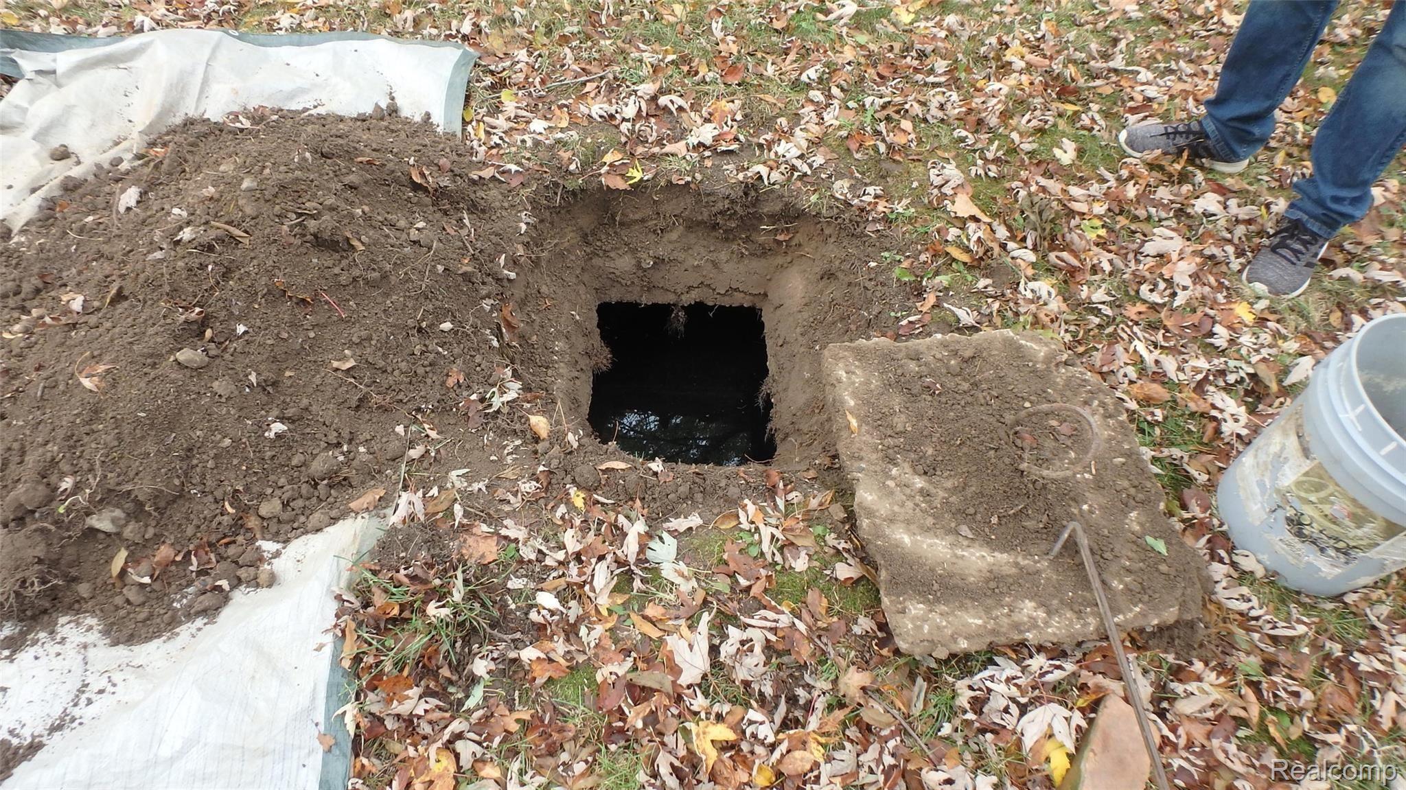 8475 Oakhill Road Clarkston, MI 48348 - Photo 14 of 16 septic cover removed, inspected good