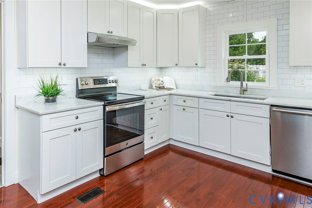 404 Short Street Ashland, VA 23005 - Photo 18 of 66 Above and Below Cabinet lighting