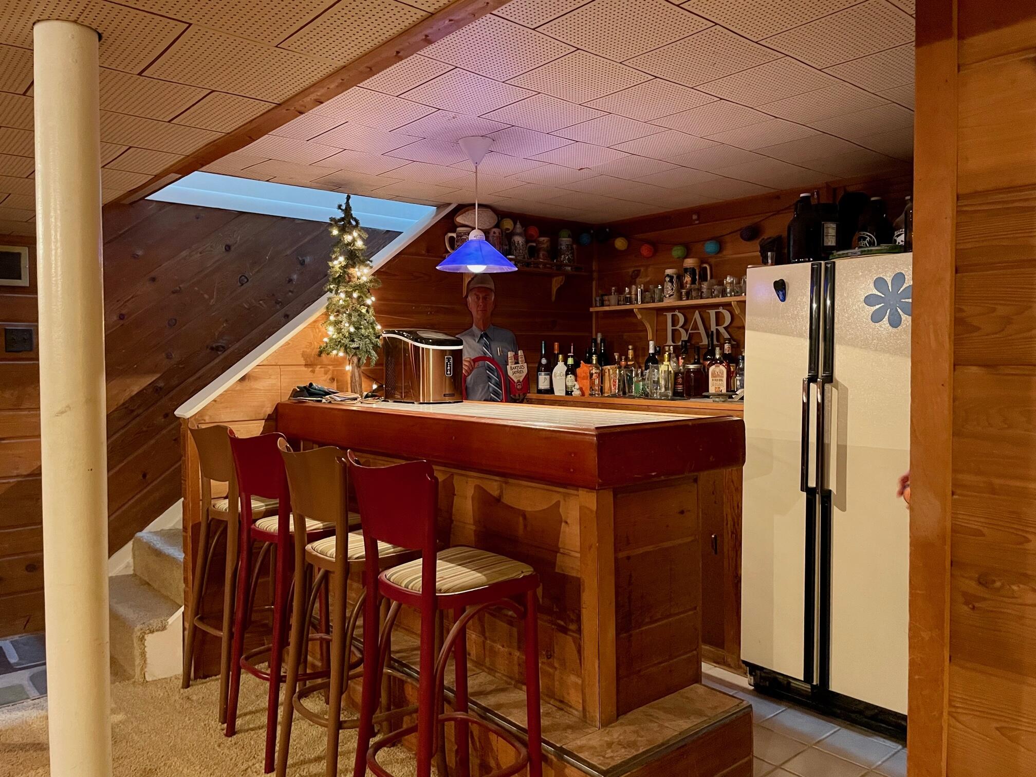 2753 Vrooman Road Jackson, MI 49203 - Photo 34 of 46 2753 Vrooman bar 2