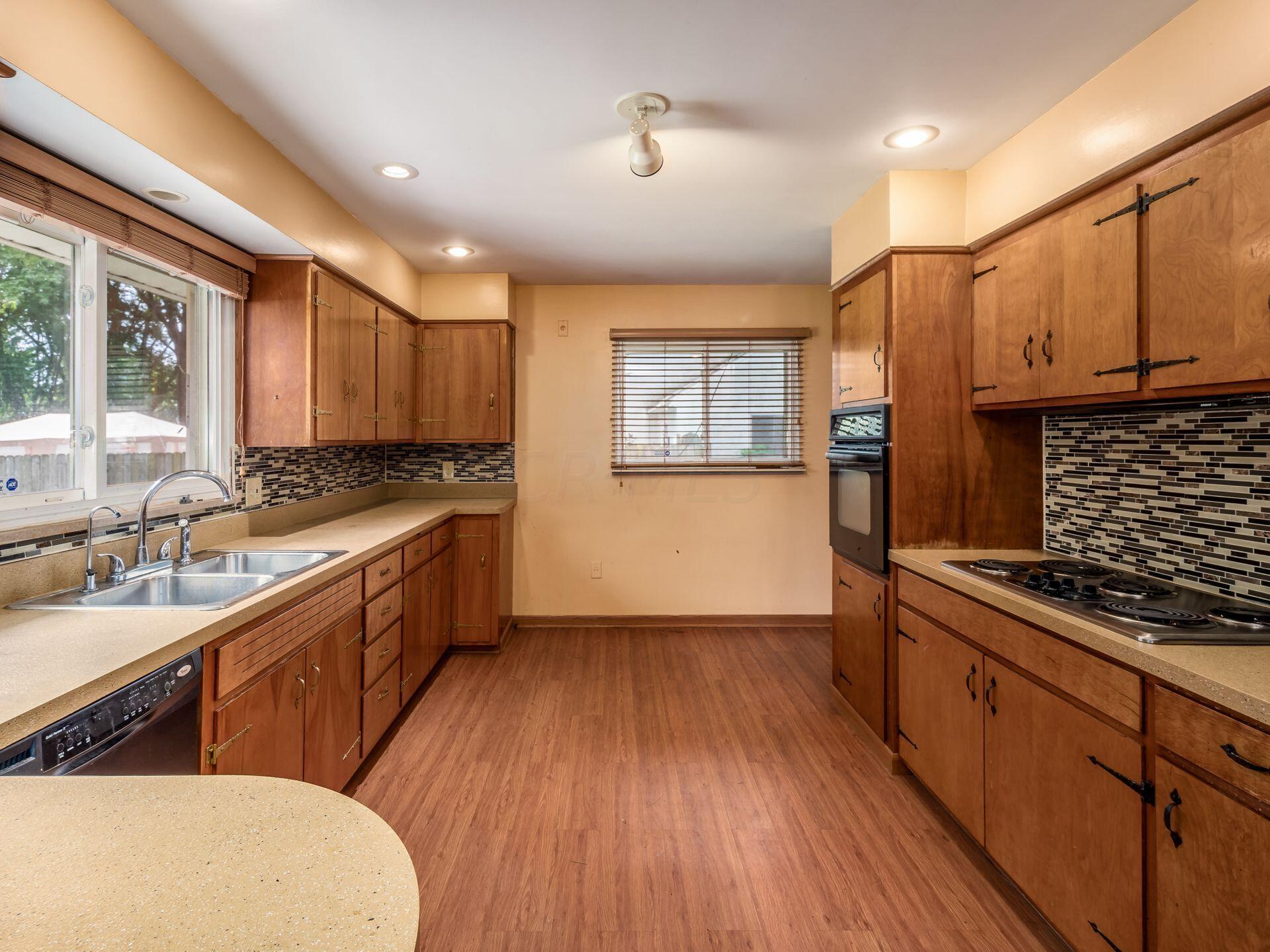 3022 Courtright Road Columbus, OH 43232 - Photo 12 of 41 Kitchen