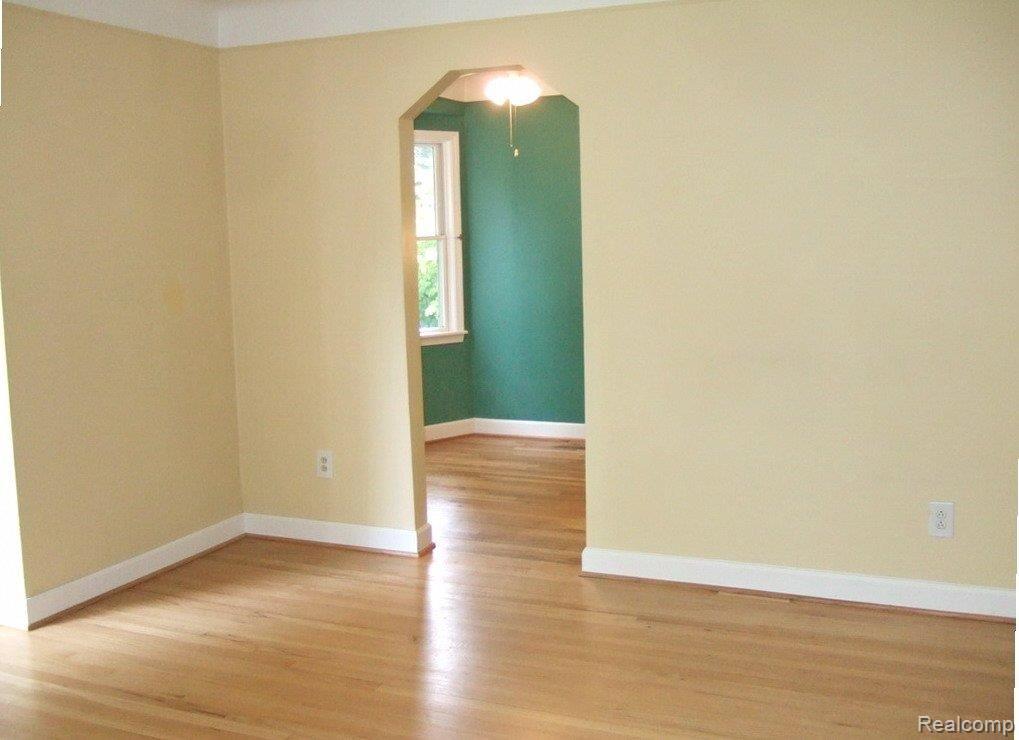 2193 Columbia Road Berkley, MI 48072 - Photo 4 of 15 Living Room