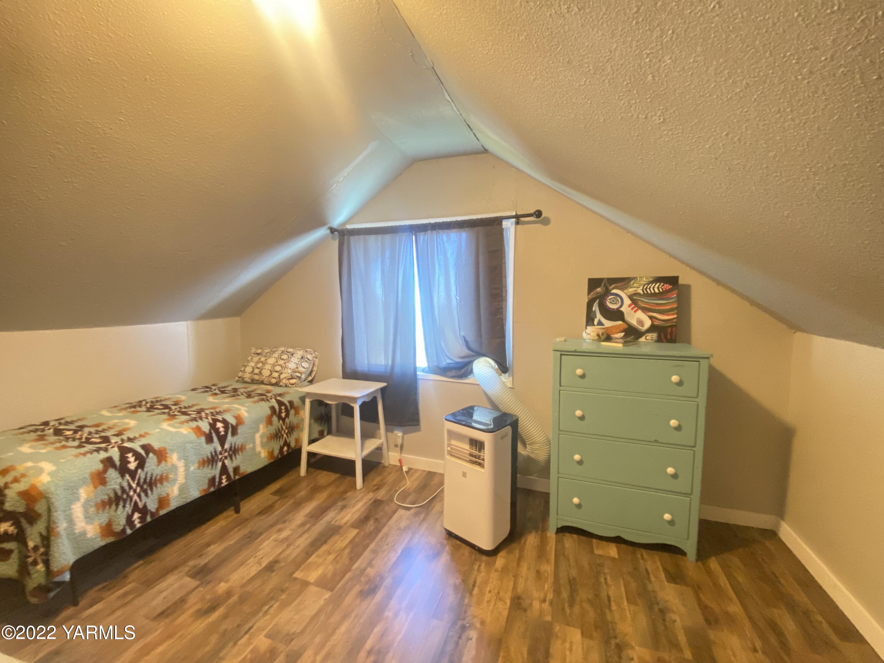 91 Arrowsmith Road Sunnyside, WA 98944 - Photo 14 of 19 a bed room with a bed and a dresser