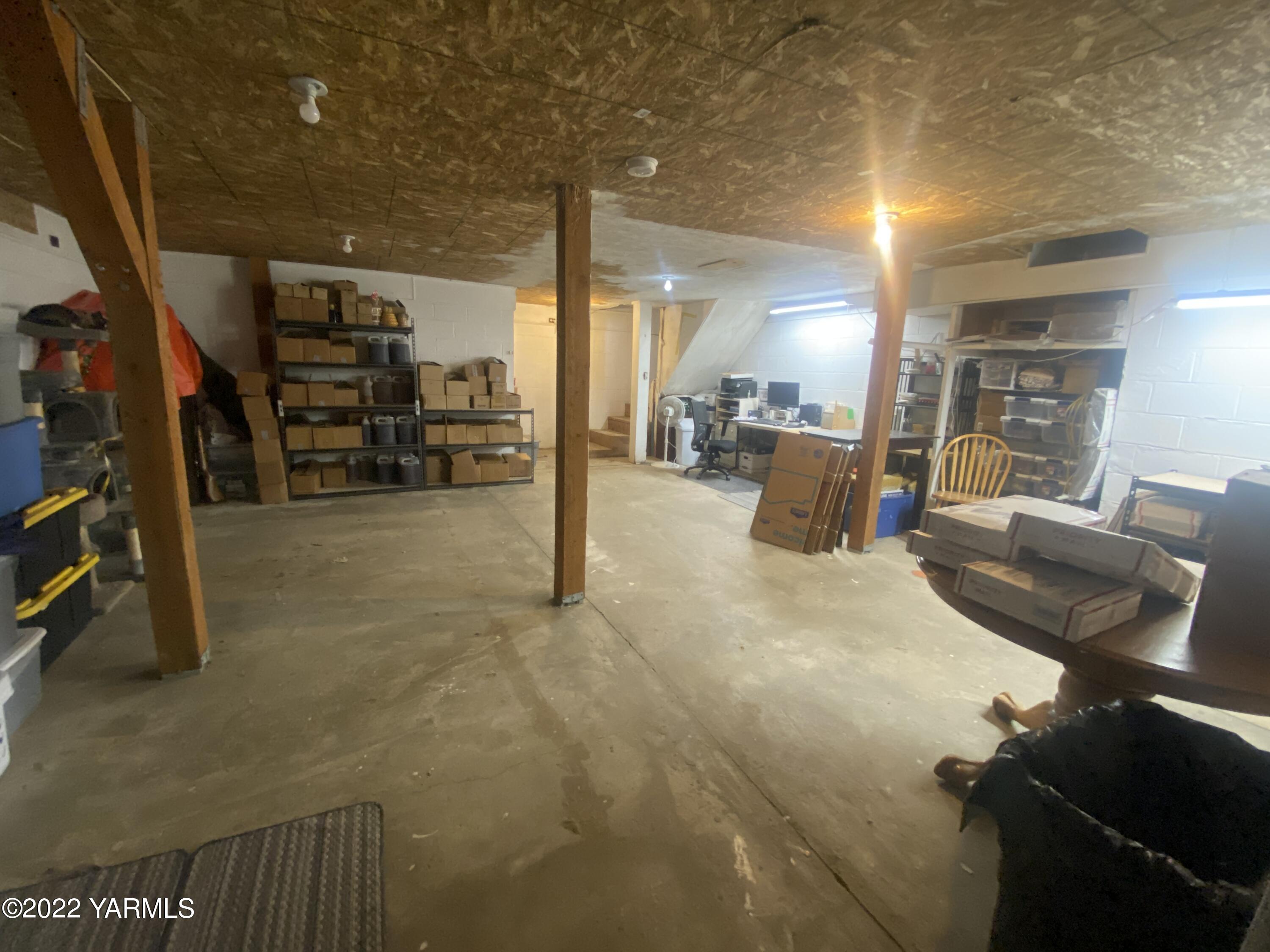 91 Arrowsmith Road Sunnyside, WA 98944 - Photo 17 of 19 a view of a livingroom with furniture and a flat screen tv