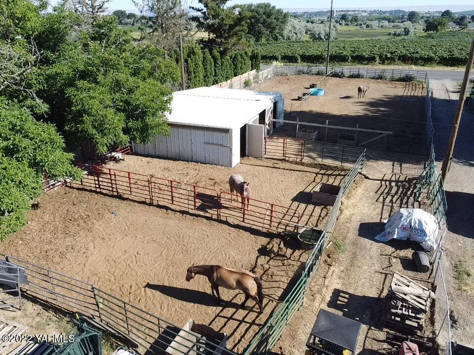 91 Arrowsmith Road Sunnyside, WA 98944 - Photo 18 of 19 an outdoor space with patio
