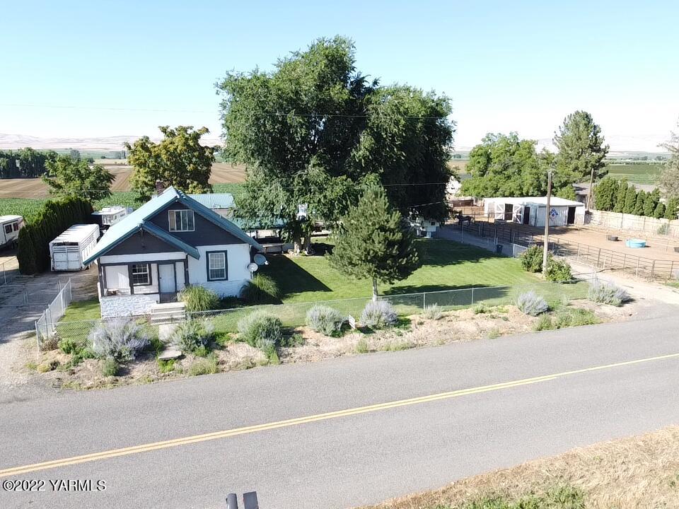 91 Arrowsmith Road Sunnyside, WA 98944 - Photo 3 of 19 front view of a house with a small yard