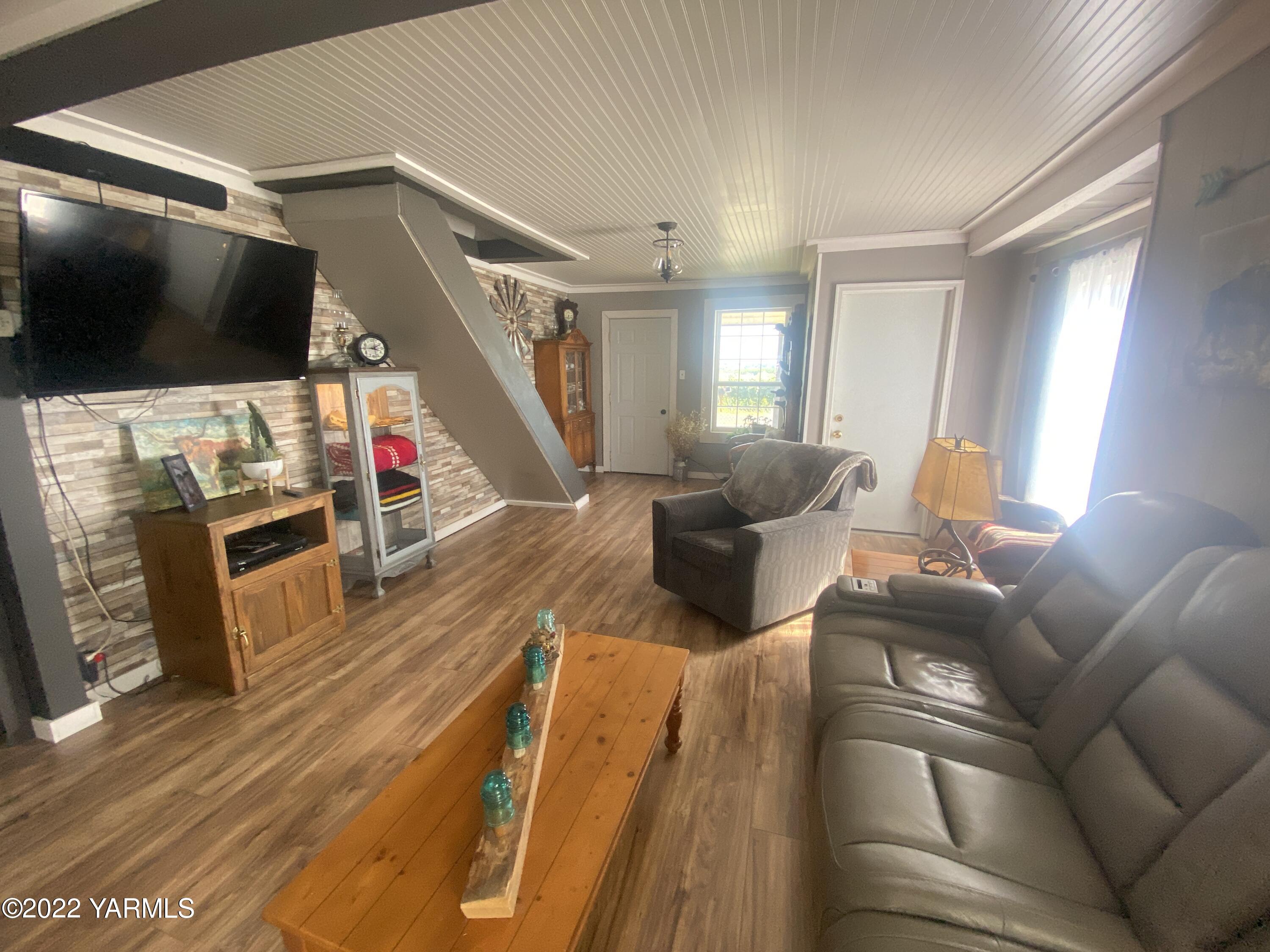 91 Arrowsmith Road Sunnyside, WA 98944 - Photo 4 of 19 a living room with furniture and a flat screen tv