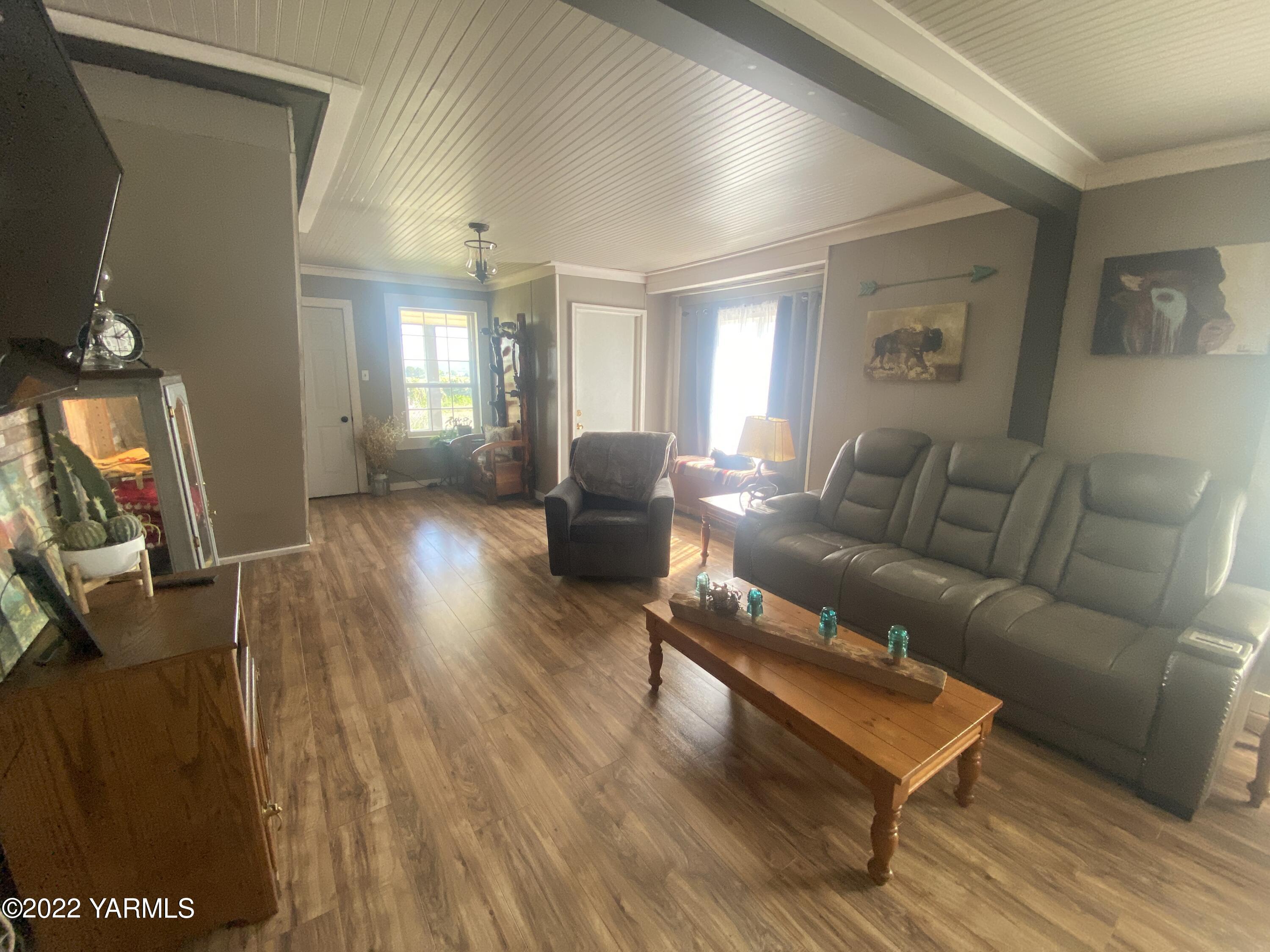 91 Arrowsmith Road Sunnyside, WA 98944 - Photo 5 of 19 a living room with furniture and a wooden floor