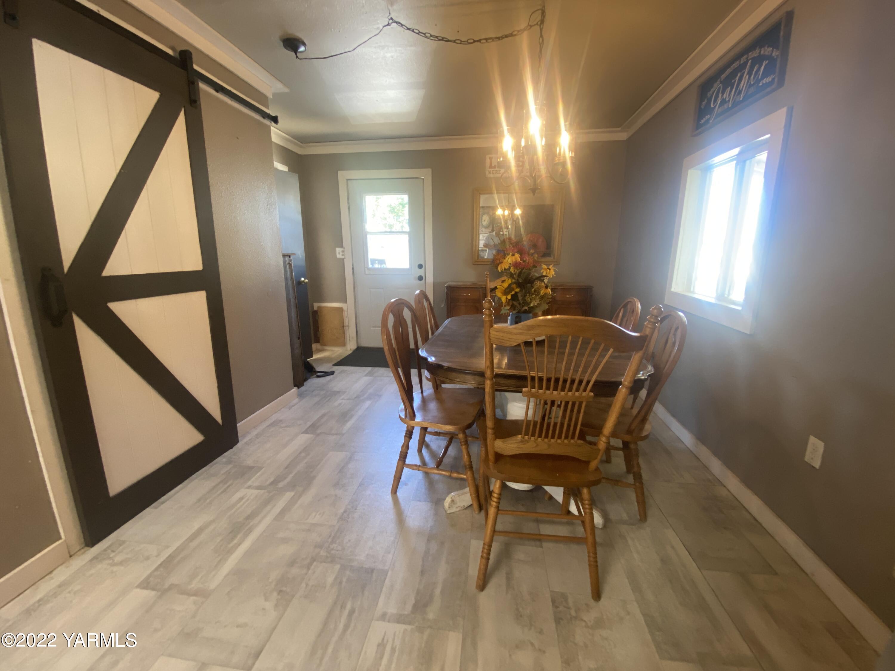 91 Arrowsmith Road Sunnyside, WA 98944 - Photo 6 of 19 a dining room with furniture and window