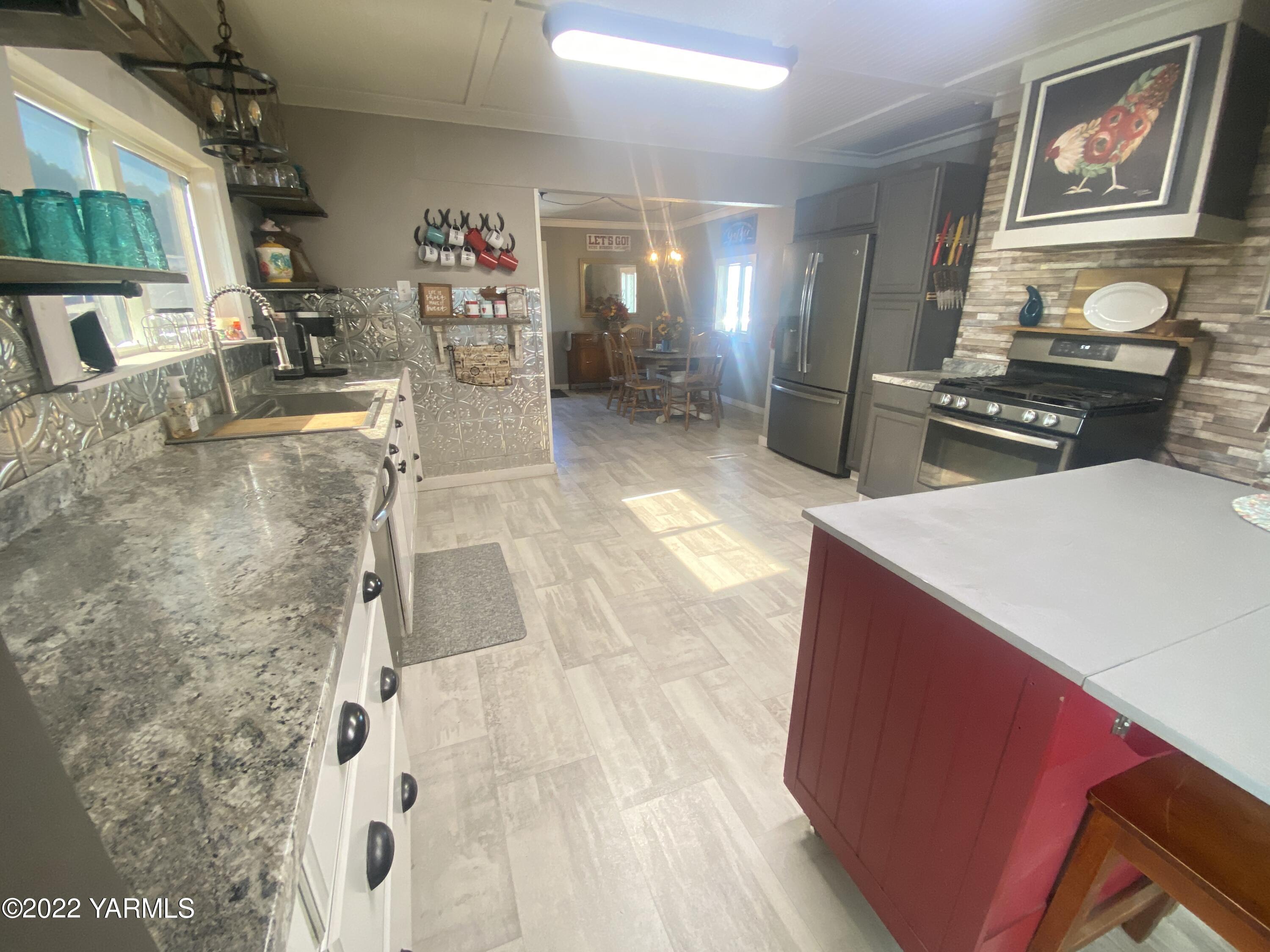 91 Arrowsmith Road Sunnyside, WA 98944 - Photo 8 of 19 a lobby with furniture and rug