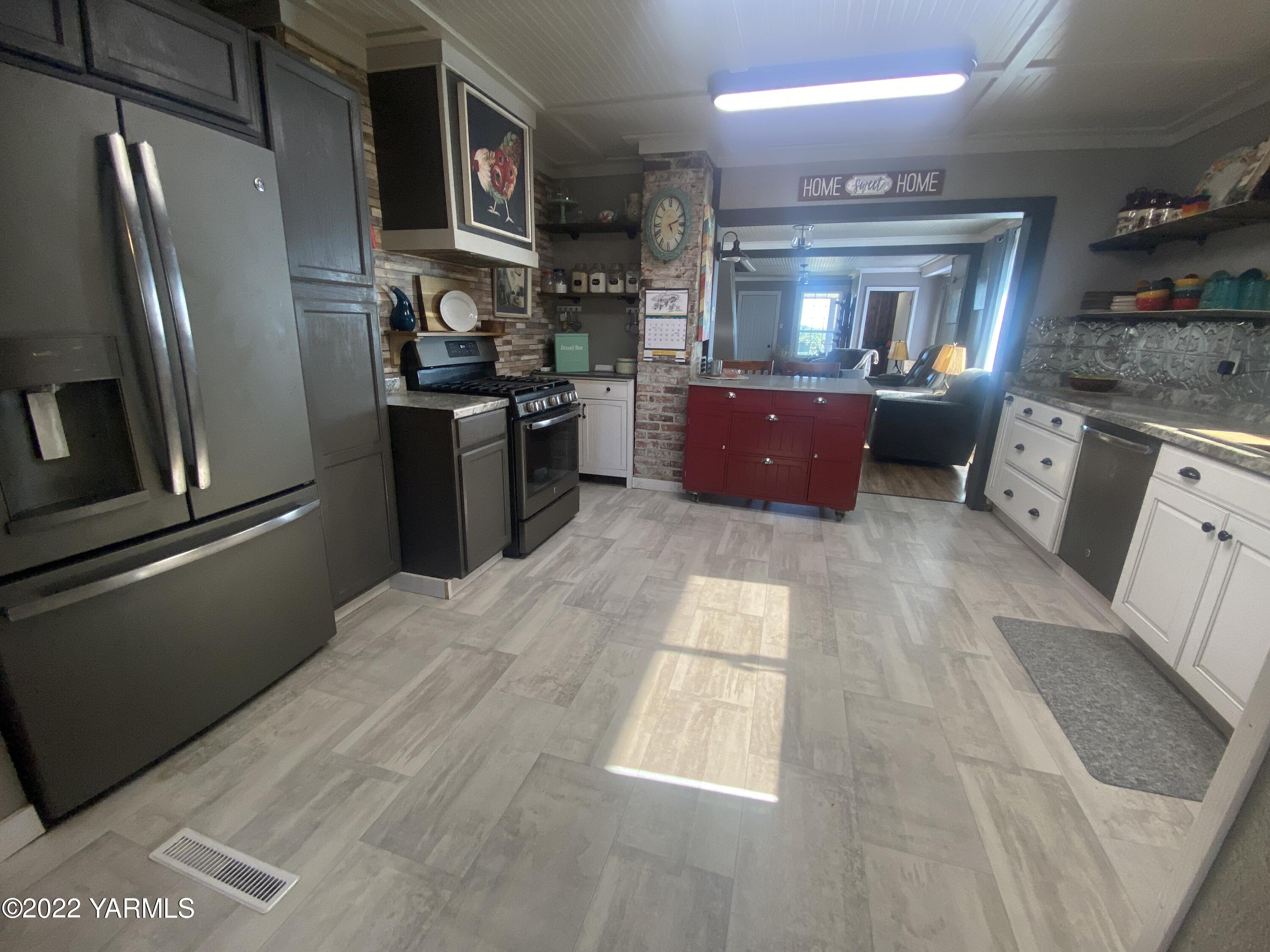 91 Arrowsmith Road Sunnyside, WA 98944 - Photo 9 of 19 a kitchen with stainless steel appliances granite countertop a refrigerator a stove top oven a sink and dishwasher