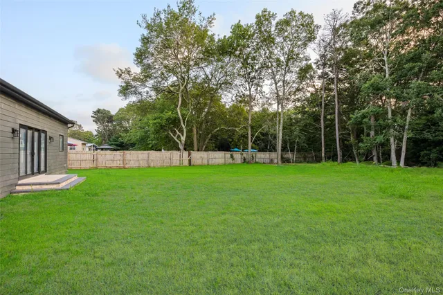 a view of a house with backyard
