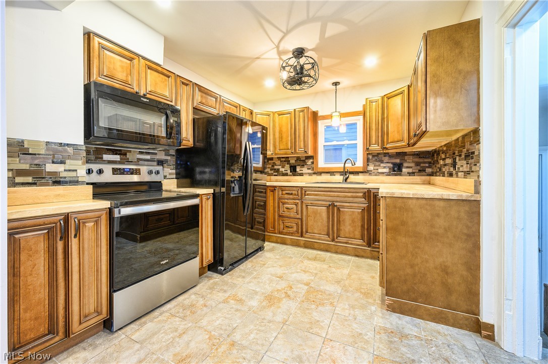 1161 Winston Road Cleveland, OH 44121 - Photo 10 of 24