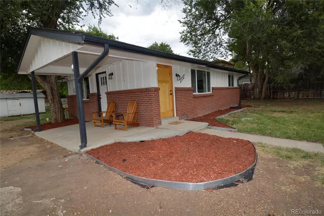 a view of a house with backyard