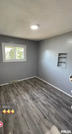 a view of empty room with window